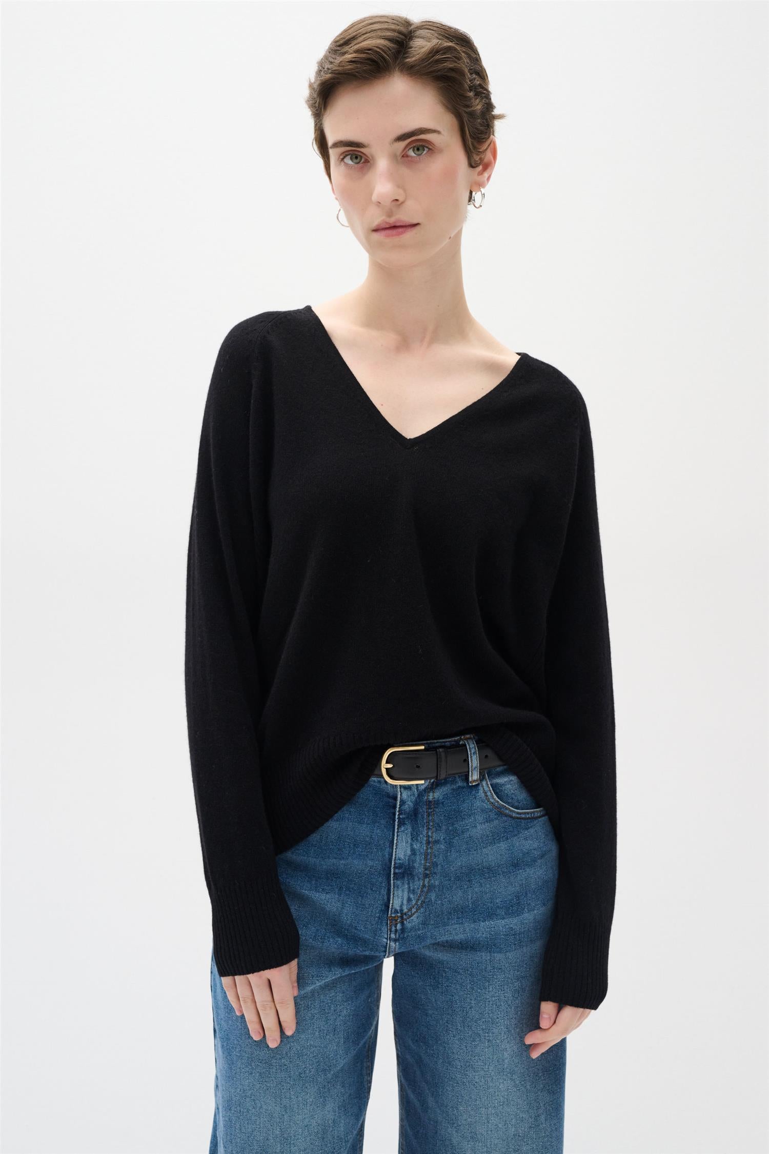 Lukka V-Neck Pullover Premium