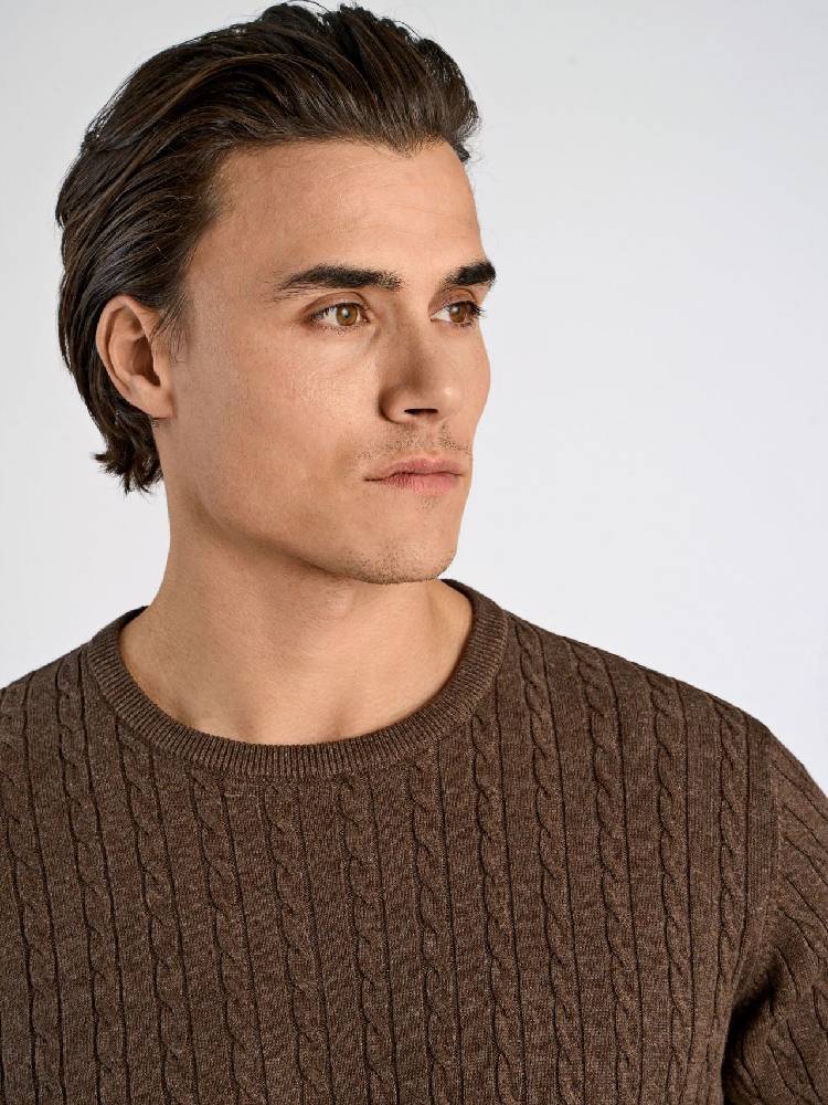 O-neck cable knit