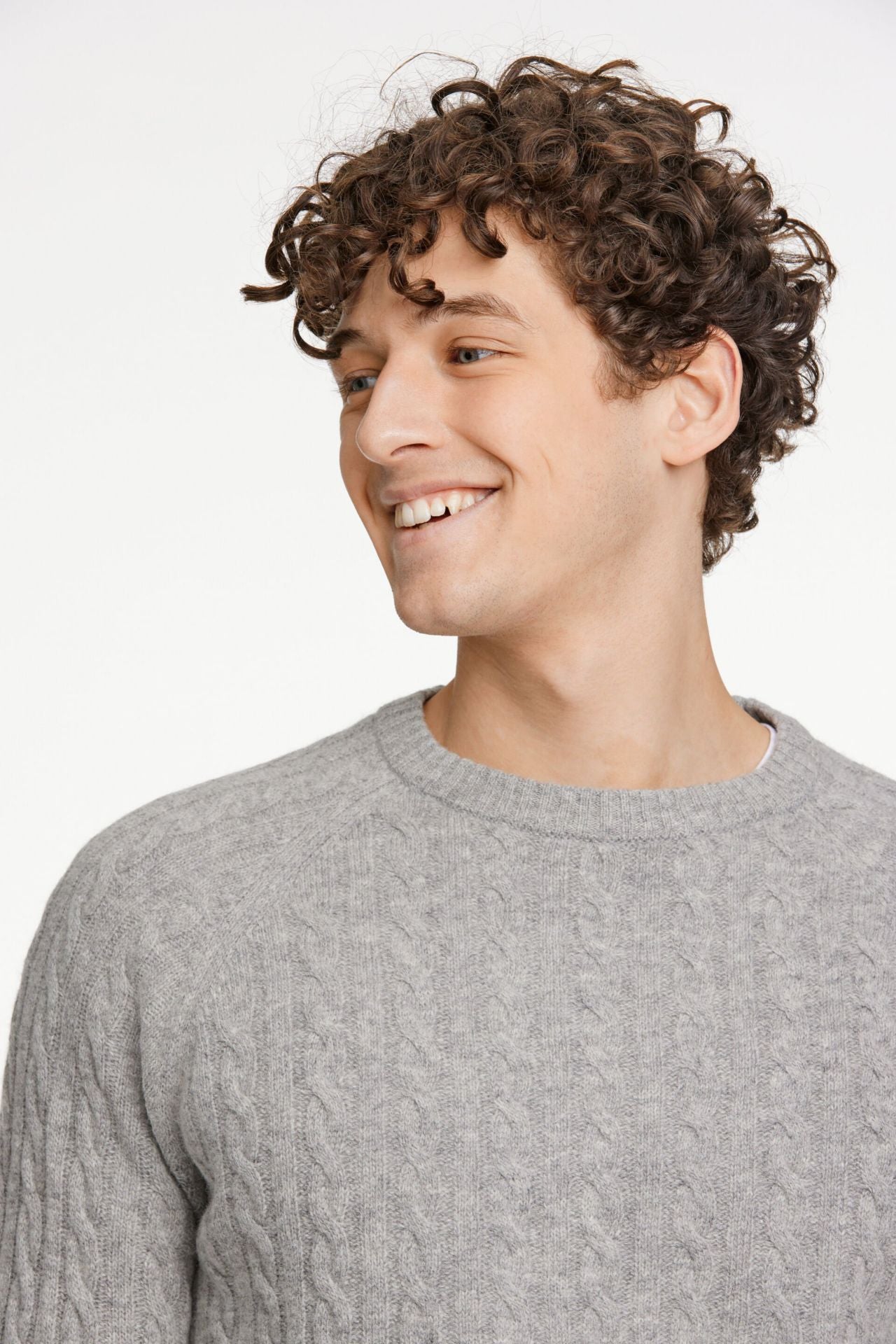 Lambswool raglan cable o-neck