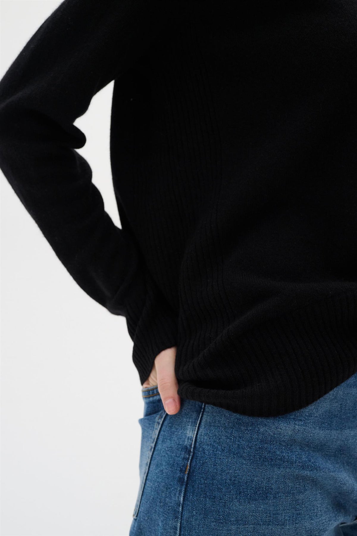 Lukka V-Neck Pullover Premium