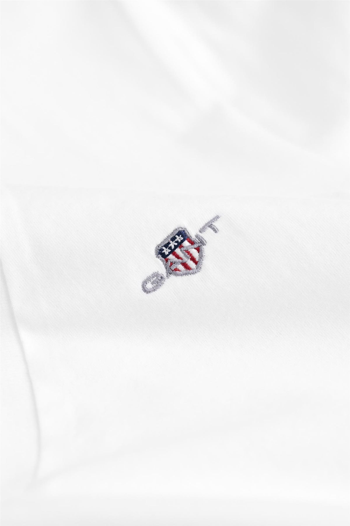 REG SHIELD SS V-NECK T-SHIRT
