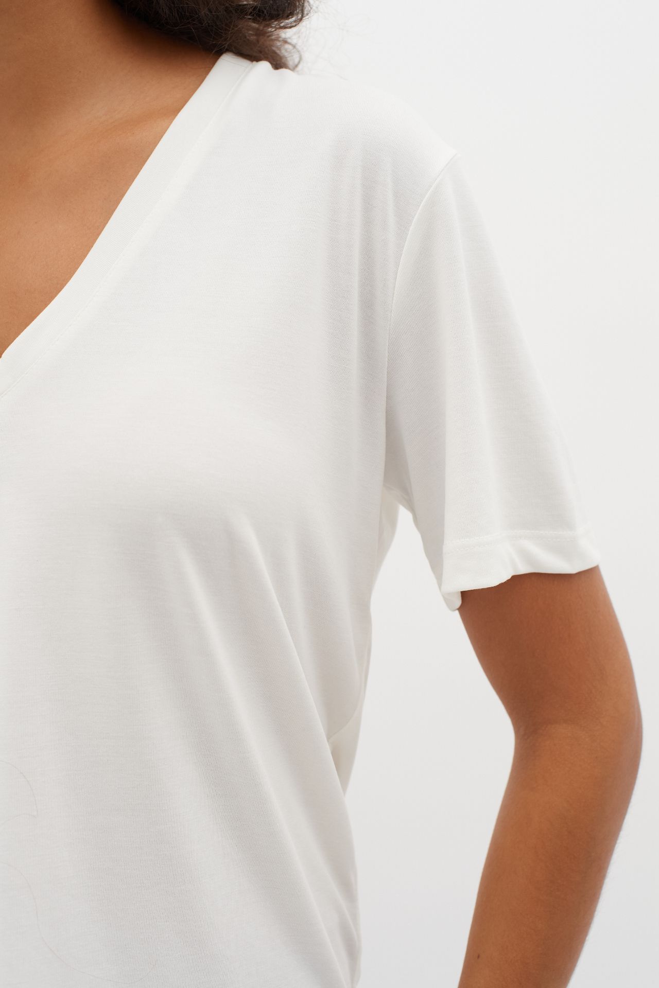 LilianaIW Base V-Neck