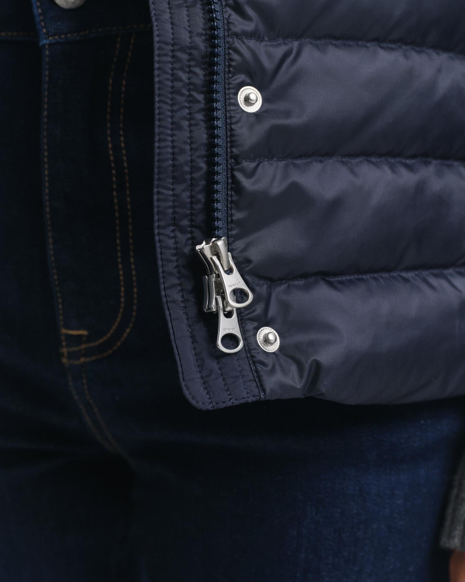 LIGHT DOWN VEST