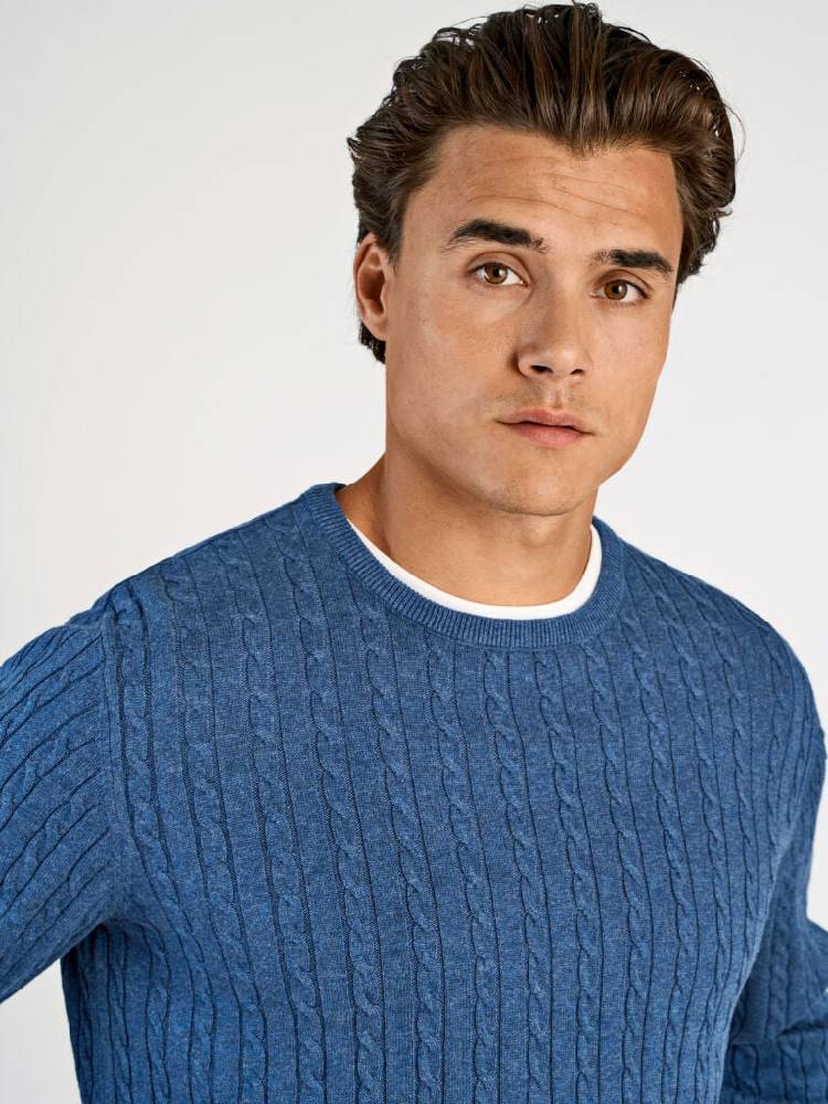 O-neck cable knit